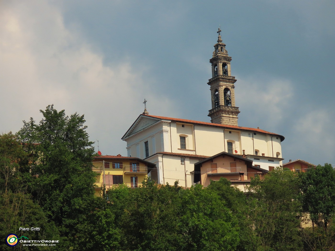 72 Da Ascensione zoom sulla bella chiesa di Costa Serina.JPG